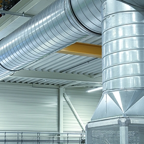 Via de verdringingsroosters wordt de lucht met een lage luchtsnelheid (zonder tocht) ingebracht.