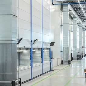 Klimaatinstallatie op basis van adiabatische koeling en verticale verdringing