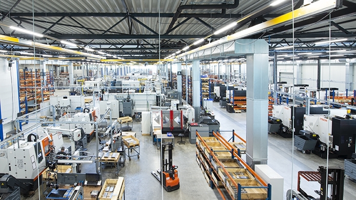 Om de bestaande kolommen zijn de luchtverdeelroosters aangebracht. Dit bespaard ruimte.