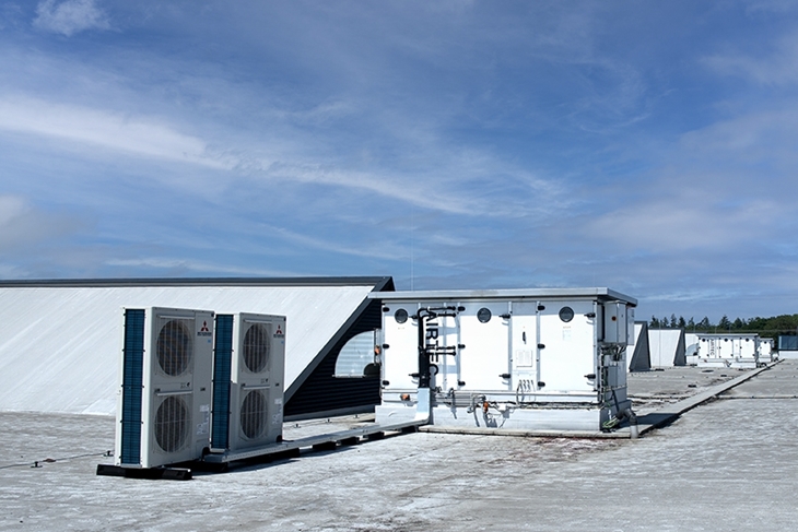 Lucht-lucht warmtepomp in combinatie met luchtbehandeling.