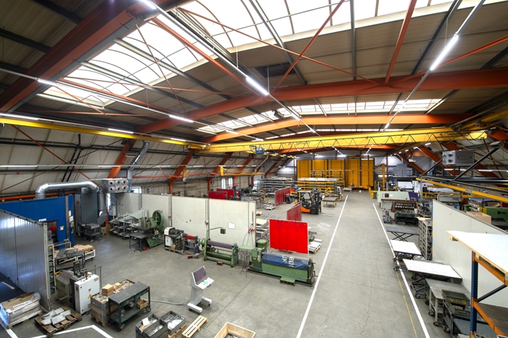 Overview van de productiehal met links de FM en rechts de CCM