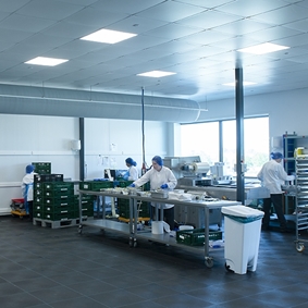 Verpakkingsafdeling behorend bij grootkeuken Udea