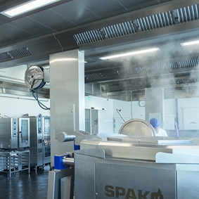 Het afzuigplafond in deze (warme) keuken reageert op de warmtebelasting en stoom, waardoor er een hygiënisch klimaat ontstaat waarin het prettig werken is.