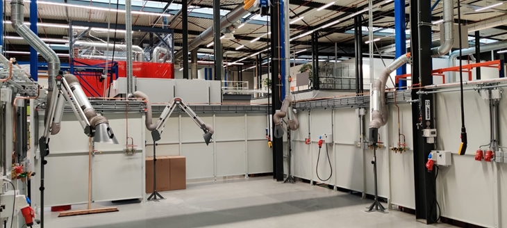 Meerdere afzuigarmen aangesloten op één filterkast bij lasbedrijf