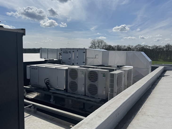 Een aangenaam en schoon binnenklimaat in het kantoor, de demoruimte én de productiehal.