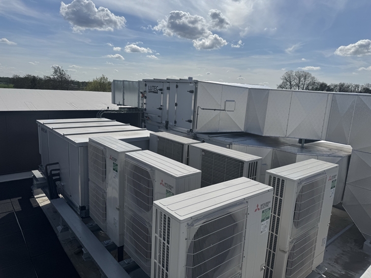 Dankzij verdringingsventilatie wordt er met minder energie een aanzienlijk beter resultaat behaald op de temperatuur.