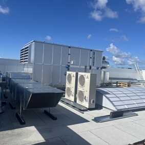 Totaalconcept met luchtbehandeling, warmtepompen, WTW en verdringingsventilatie