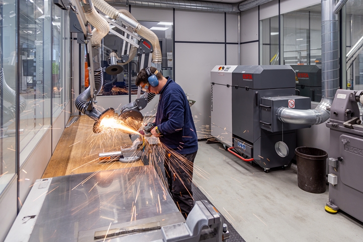 Dustomat 4 met afzuigarm in werkplaats