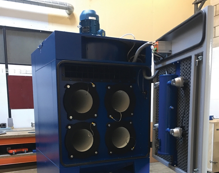 De ventilator is geplaatst boven het filter