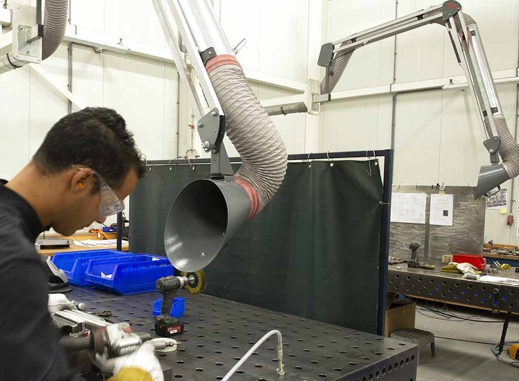 Per werkplek is voorzien in bronafzuiging voor lasrook