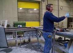 Tevreden medewerker door juiste afzuiging steenstof