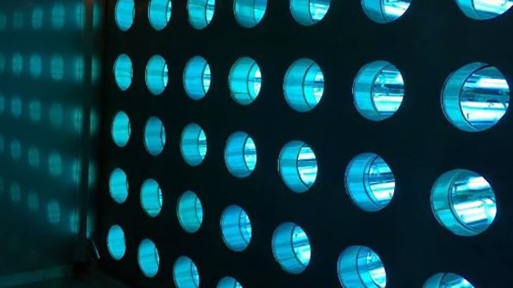 lucht wordt langs UV-lampen geleid