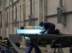 lasser in productiehal trailerbouwer 