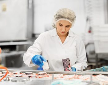 Vrouw in fabriek